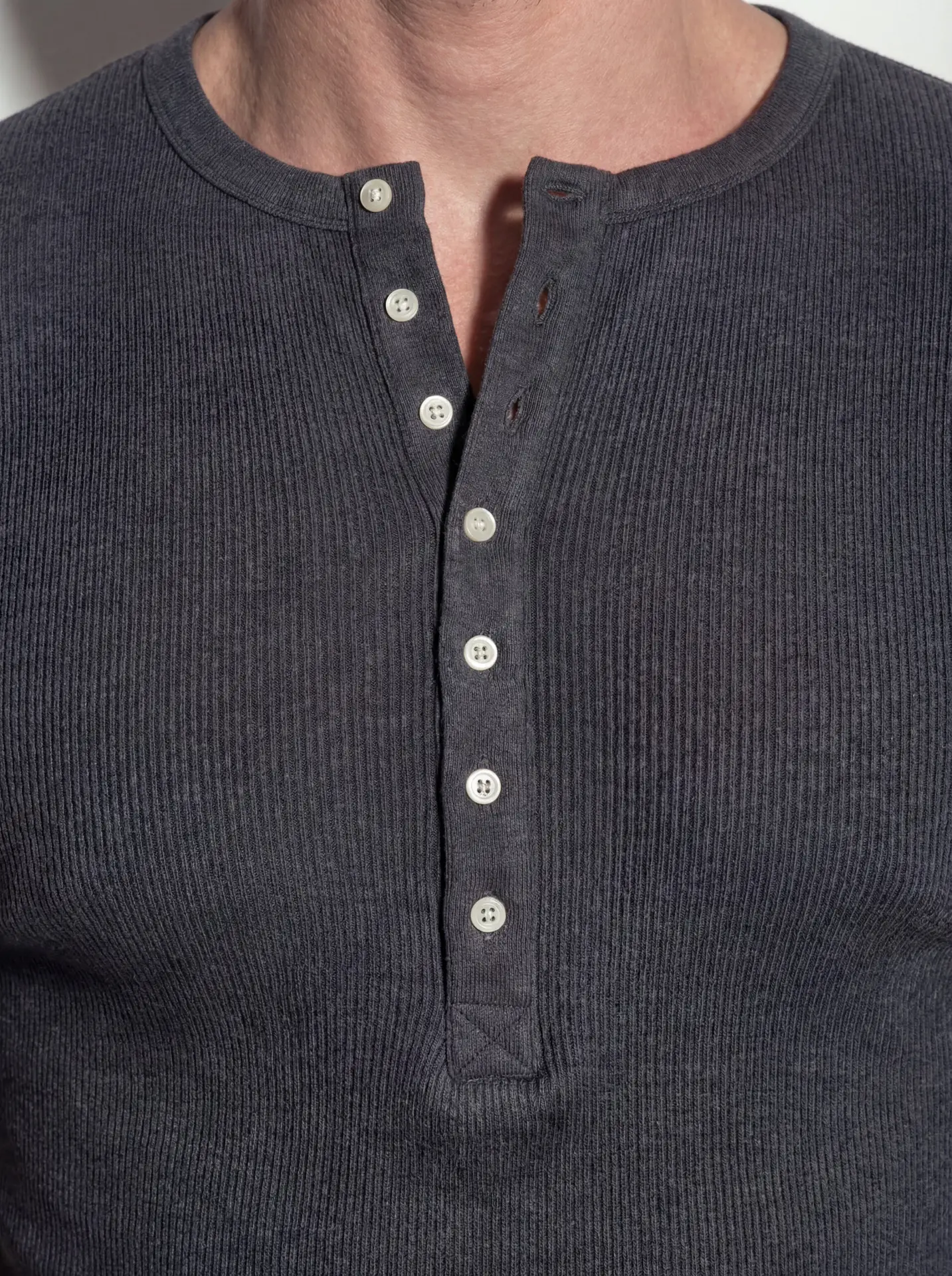 freepik__dame-un-close-up-del-pecho-donde-se-aprecie-el-det__45214
