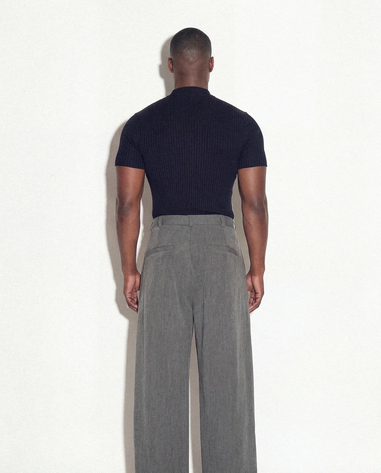 Vista trasera del pantalón Henley Concrete Trouser