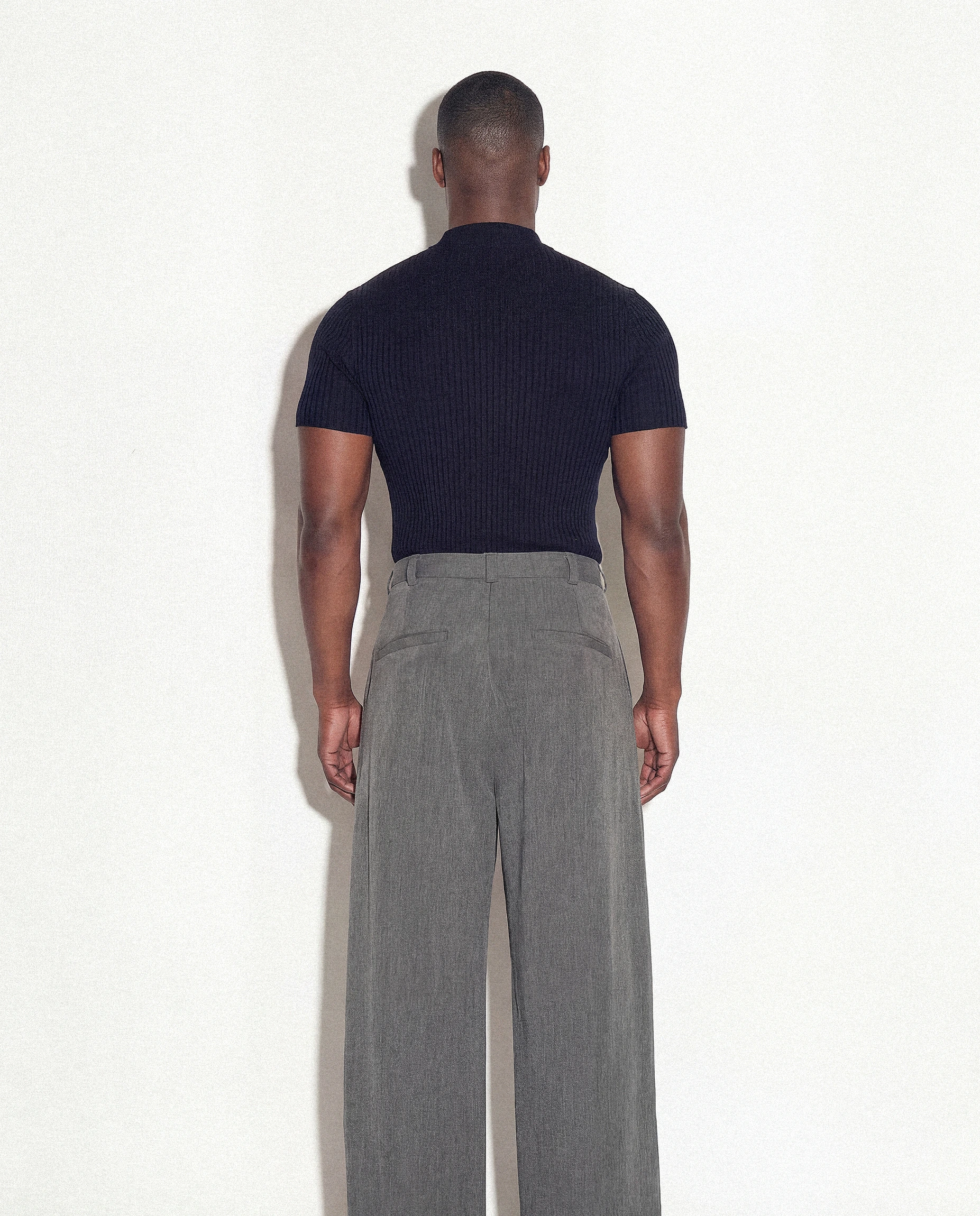 PANTALON-GRIS-PAÑO-BACK-JASPEADO