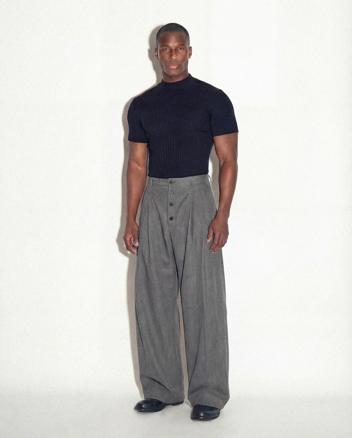 Pantalón Henley Concrete Trouser gris con camiseta lisa oscura