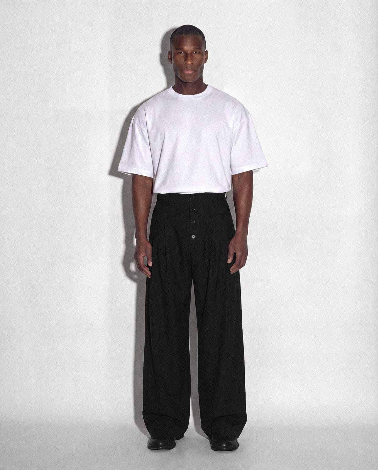 Pantalón Henley Concrete Trouser negro con camiseta blanca