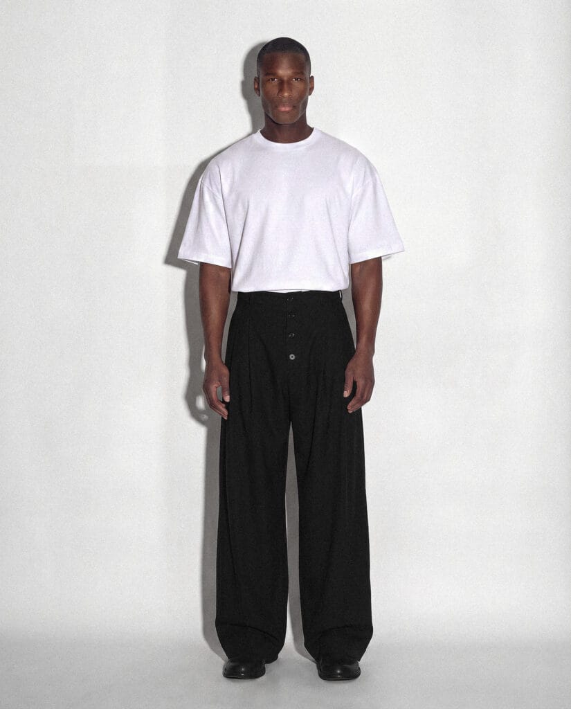 Pantalón Henley Concrete Trouser negro con camiseta blanca