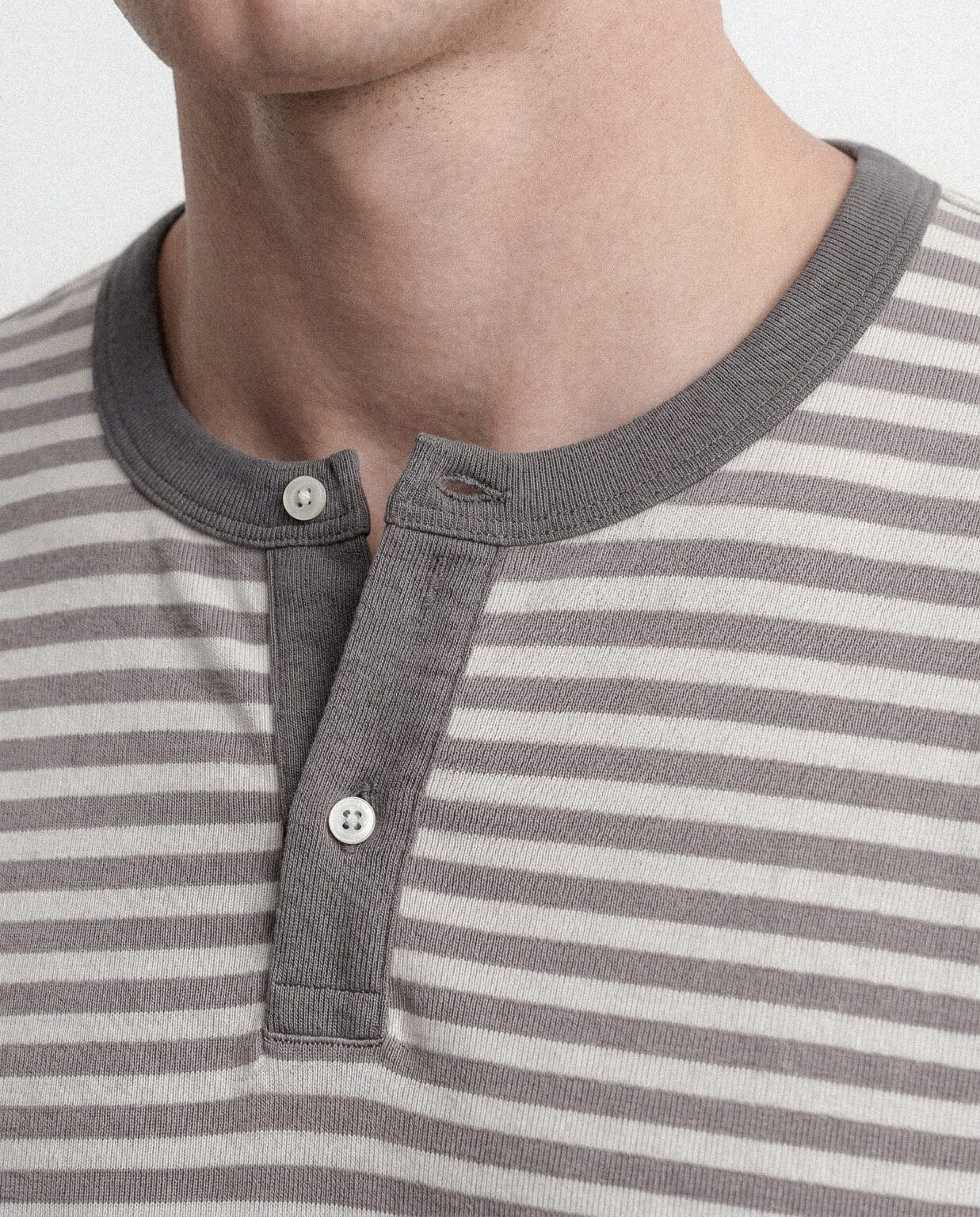 Detalle de la pechera abotonada de una camiseta henley de BAFIOTE