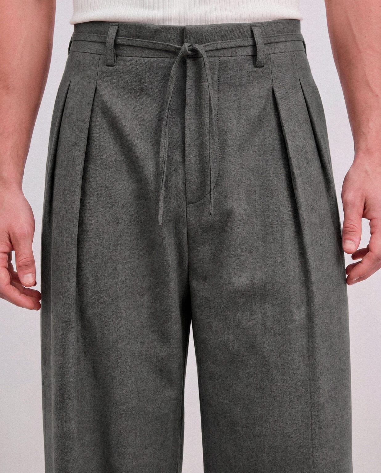 Detalle de pliegues frontales del Trouser Lasso