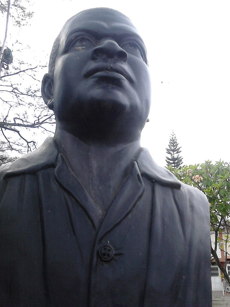 Busto de Petronio Álvarez en Cali