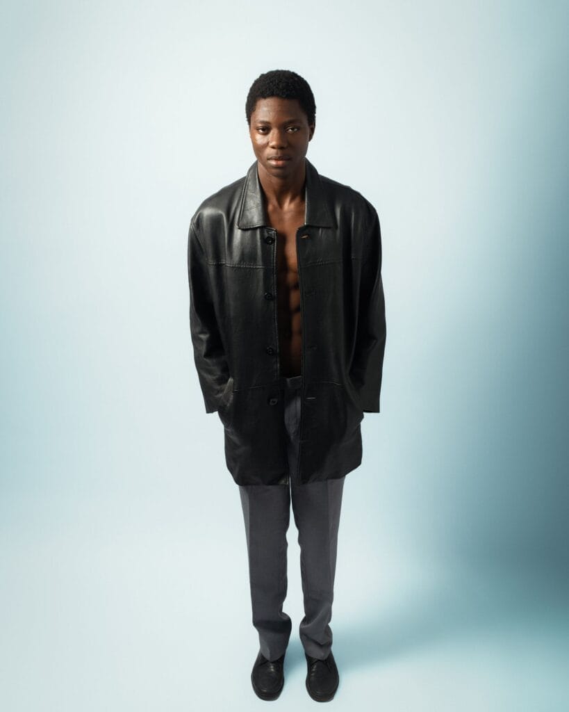 Retrato de moda contemporánea con chaqueta de cuero