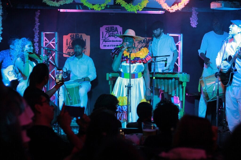 Agrupación de marimba en tarima