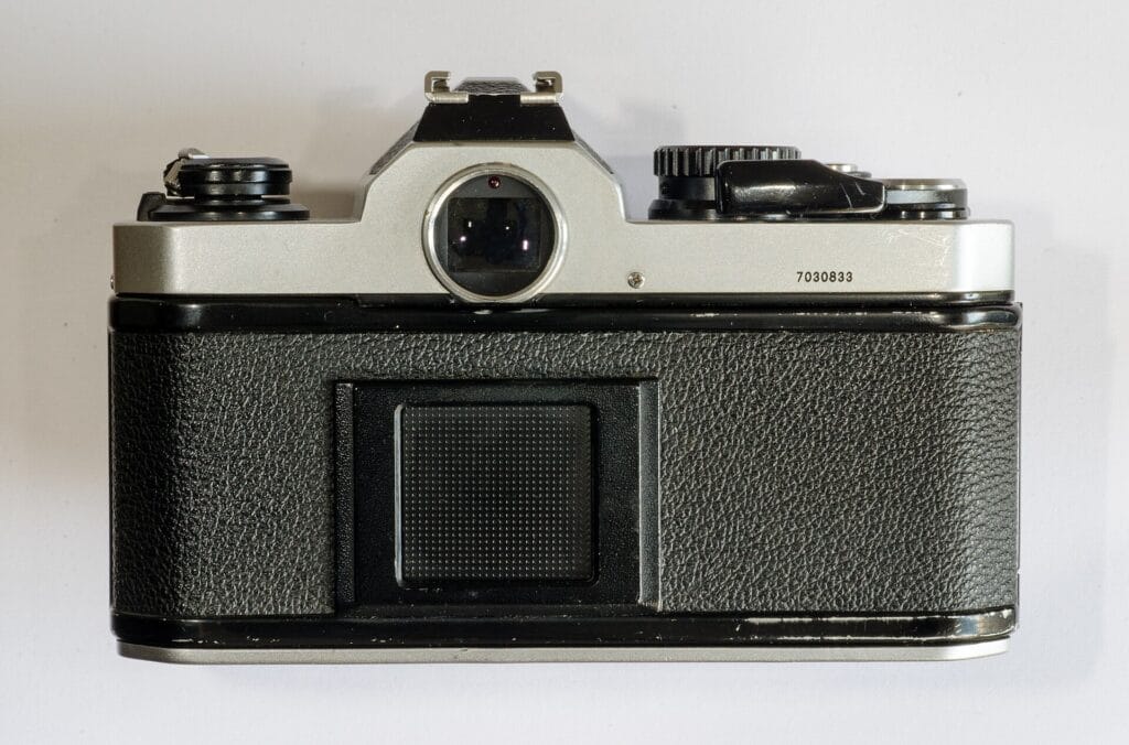 Dorso de una Nikon FM2, sin pantalla