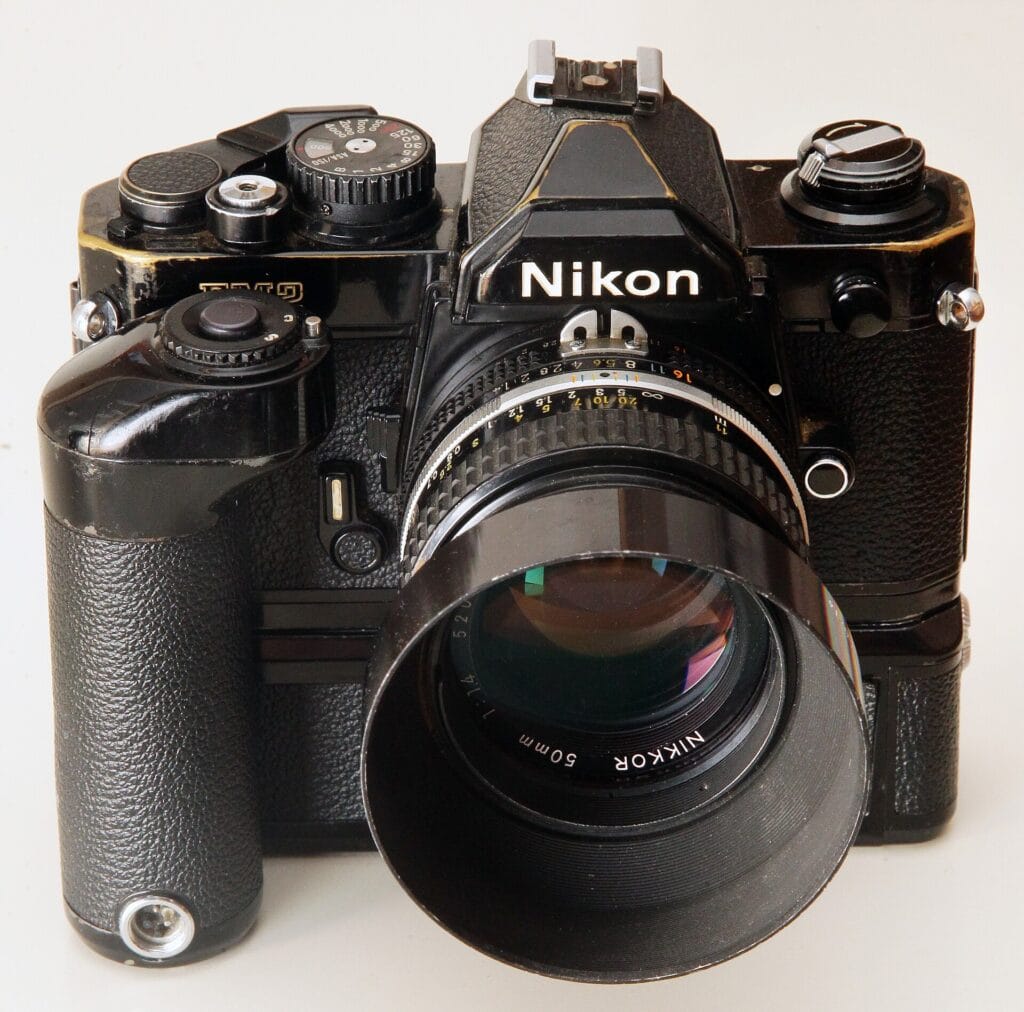 Nikon FM2 con motor y todos los controles a la vista